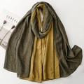 Detalle de bufanda plisada verde oliva y amarillo jengibre con estilo de vida minimalista - Verde Militar + Amarillo Mostaza