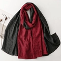 Bufanda vintage burdeos y gris con textura arrugada, estilo artístico con flores secas - Negro + Rojo Azufaifa