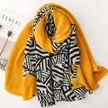 Écharpe plissée jaune à motif zébré pour femme avec magazine et fleurs décoratives - Motif Zèbre Jaune (SL2509-003)