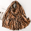 Écharpe en coton et lin imprimé zèbre avec franges et détails dorés brillants - Camel