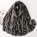Écharpe châle imprimé zèbre aspect lin avec touches dorées et bords effilochés sur blanc - Noir et Gris