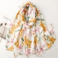 Écharpe en coton et lin à fleurs roses avec pompons crème sur fond blanc lumineux - Fleur Rose Gingembre (SL2509-017)