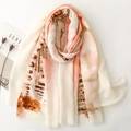 Écharpe légère crème avec imprimé aquarelle abstrait et détails de franges délicates - Beige Rosé