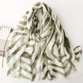 Écharpe à imprimé zèbre crème et vert avec bords à franges sur fond blanc - 180*88cm / vert clair
