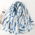 Écharpe légère à rayures dégradées bleues avec bords effilochés, style minimaliste - 180*88cm / Bleu