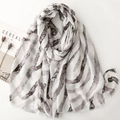Écharpe en satin doux à imprimé zèbre et bords francs sur fond blanc minimaliste - 180*88cm / Gris clair