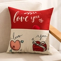 Detalle de motivos de corazones y texto love you en funda de cojín roja y beige - Corazón de Pareja-Amor (KDBZ002-3) / Empalme Rojo y Blanco (Estilo LOVE)