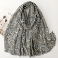 Écharpe à motif de feuilles noir et blanc avec accents dorés et bords effilochés doux - 180*88cm / Noir