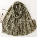 Écharpe vert olive en coton et lin avec motifs ondulés et bords effilochés sur fond blanc - Vert