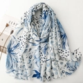 Écharpe en soie à motif léopard floral blanc avec imprimé bleu et pompons doux - Bleu