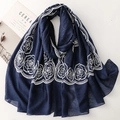 Detalle del chal azul marino con bordado floral de rosas blancas y elegantes bordes festoneados - Azul Marino