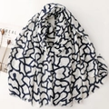 Dettaglio di linee geometriche blu su sciarpa di cotone e lino bianco con frange - Sfondo Bianco Linee Blu