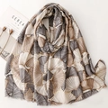 Écharpe élégante imprimé feuilles de ginkgo avec détails dorés et franges douces - Khaki Gris