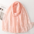 Mise à plat d'une écharpe en coton rose à motif floral avec magazine de style de vie - Rose