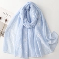 Écharpe légère en coton et lin bleu clair avec motifs floraux blancs pour femmes élégantes - Bleu