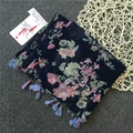 Sciarpa floreale blu navy con fiori rosa e nappe azzurre su superficie scura - Blu scuro con fiori rosa (S-132)