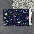 Dettaglio della stampa con uccelli e bacche su tessuto blu con frange in pizzo - Blu Navy Stampa Uccelli (S-240)