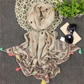 Detail eines Leinenschals mit Punkten, floralem Rand und bunten Quastenanhängern - 180*78cm / Khaki