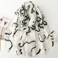 Écharpe légère blanche effet lin avec imprimé ruban noir et bords effilochés chic - Blanc