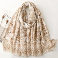 Écharpe femme avec imprimé floral doré vintage et bords effilochés sur fond blanc - Khaki