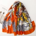 Détail d'une écharpe en coton avec imprimé vagues Ukiyo-e orange et bords effilochés - Motif Mer et Montagne Ukiyo-e Orange (SL2506-014)