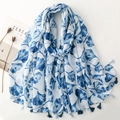 Detail van witte sjaal met blauwe ginkgobladprint en delicate franje kwastjes op katoen - Blauw