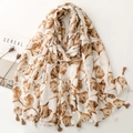 Sjaal met ginkgobladprint en kwastjes met accessoires op een witte ondergrond - Khaki