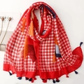 Rood-wit geblokte sjaal met geometrische patronen en kwastjes in een lifestyle-stijl - Rood Wit Raster Bloemen Kwastjes Stijl (SL2506-010) / 180*88cm