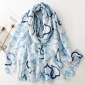 Écharpe au toucher lin avec imprimés cœurs dorés et motifs bleus à bords frangés - Bleu