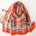 Ethno-Schal mit goldenem Paisley-Muster in hellem Orange und Vintage-Blumendesign - Wassermelonenrot