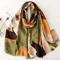 Dettaglio ravvicinato della sciarpa camouflage con glitter dorati e bordi sfilacciati - Verde (SL2508-010)