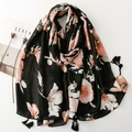 Écharpe vintage en coton et lin noir avec motif floral magnolia et finitions frangées - Fond Noir Imprimé Magnolia Rose et Blanc Style à Glands (SL2503-010)