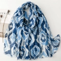 Écharpe voile bleue pour femme avec imprimé géométrique, bords effilochés et style artistique - Imprimé Géométrique Abstrait Bleu (SL2503-009)
