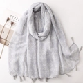 Écharpe en fil de Bali gris clair avec motif floral blanc et franges sur fond minimaliste - 180*88cm / Style Imprimé Végétal Gris Clair (SL2503-011)