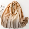 Schal aus Baumwolle und Leinen mit Farbverlauf, Goldfolie und Fransen auf weißem Hintergrund - Beige-Khaki-Farbverlauf