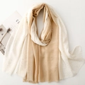 Sciarpa sfumata beige con dettagli in lamina d'oro e bordi sfrangiati effetto lino - Stile Sfumato Cachi (SL2504-003 Cachi)