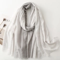 Sciarpa effetto lino con pois dorati e bordi a frange, sfumatura da bianco a grigio - Stile Sfumato Grigio Chiaro (SL2504-003 Grigio Chiaro)