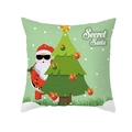 Funda de cojín Secret Santa con diseño de Papá Noel sobre fondo verde para Navidad - Papá Noel Verde Claro Escondiéndose tras el Árbol (TPR421-34)