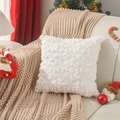 Funda de cojín navideño de felpa blanca con textura de copo de nieve en un sofá - Copo de Nieve Blanco / 45*45cm (Con Relleno)