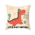 Cartoon-Dinosaurier-Fußball-Kissenbezug in Beige mit rotem Dino, der Fußball spielt - Fußball Beige Dinosaurier (TPR474-6)