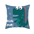 Blauer Kissenbezug mit grünem Dino und Hug Me Schriftzug für Sofadekoration - Hug Me Blauer Dinosaurier (TPR474-10)