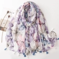 Écharpe en voile de Bali à imprimé floral avec glands bleus sur fond blanc épuré - 180x88cm / Style à Glands Floraux Bleu Violet (SL2504-018)