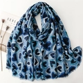 Écharpe en lin bleu avec motifs de cœurs marine et bords à franges douces - Bleu