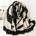 Sciarpa con stampa a linee geometriche astratte e frange, pashmina chic bianca e nera - Nero e Beige (SL2412-014)