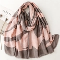 Sciarpa elegante rosa e grigia con stampa geometrica e bordi con piccole frange - Rosa e Grigio (SL2412-014)