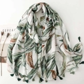 Scialle leggero con stampa di foglie di banana tropicali e nappe su fondo bianco - Stampa di foglie verdi tropicali (SL2501-014)