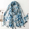 Écharpe tie-dye bleu et gris avec franges sur fond blanc avec un magazine - 180*88cm / Style Tie-Dye Bleu (SL2501-017)