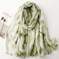 Dettaglio della sciarpa verde con stampa a inchiostro, frange morbide e texture leggera - Verde (SL2502-014)