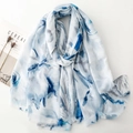 Detail van lange sjaal met blauwe bloemenprint in inktstijl met franjes en decoratie - Blauw (SL2502-014)