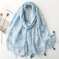 Détail d'écharpe en coton lin bleu clair avec lignes géométriques et bords à franges - Bleu (SL2502-015)